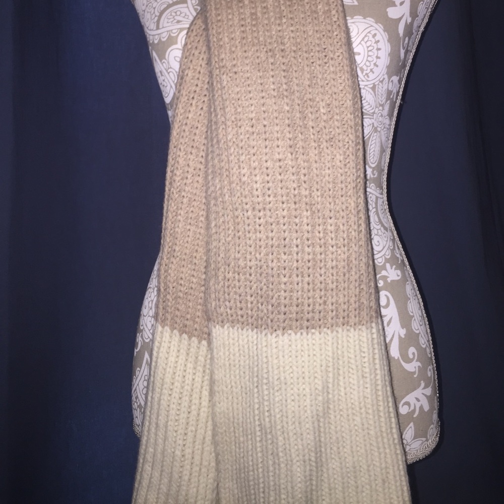 GAP Chunky Scarf 🧣 - Picture 3 of 4